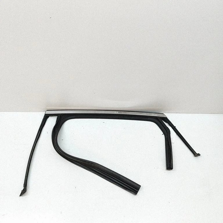 Tagaukse klaasi liist 83530CU000