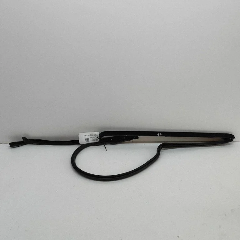 Tagaukse klaasi liist J8A2255A60AD