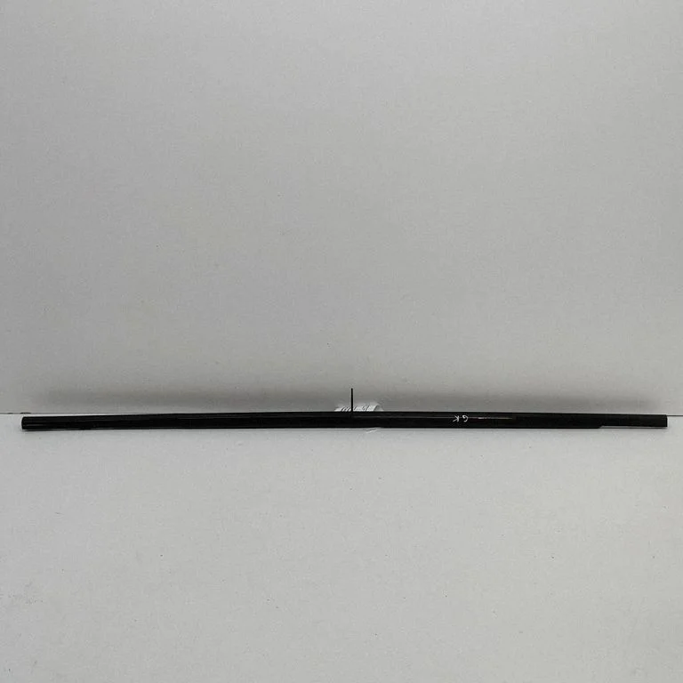 Tagaukse klaasi liist J8A225597AD