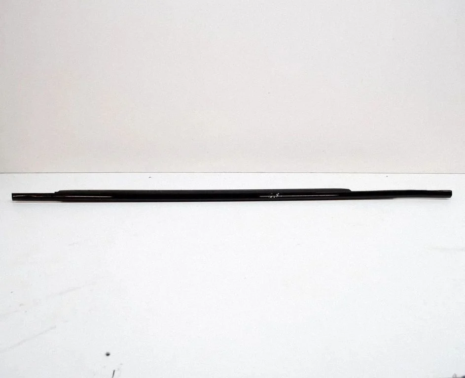 Tagaukse klaasi liist J8A225597AE