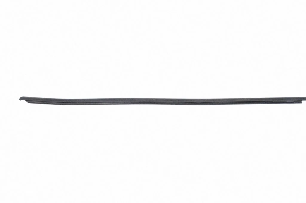 Listwa szyby drzwi tylnych 5LG839477A