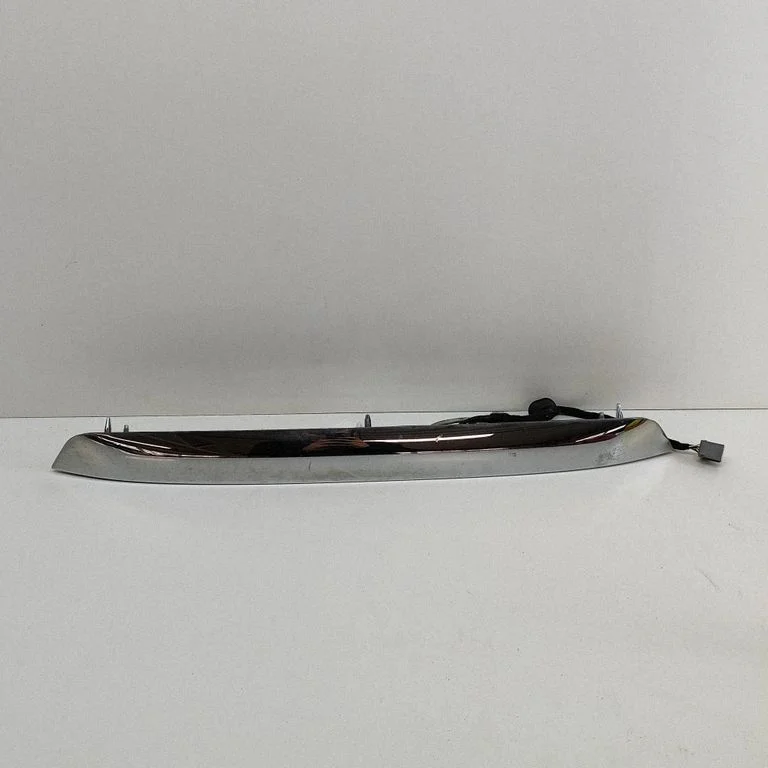 Aizmugurējā vāka numura zīmes apgaismojuma josla GN1513553F