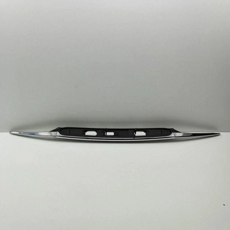 Trunk door license plate light bar GHK1508E1