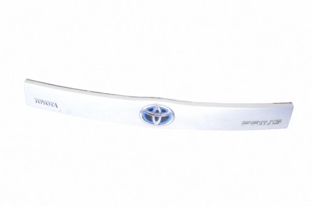 Aizmugurējā vāka numura zīmes apgaismojuma josla – Toyota Prius (XW30) (2009-2015)