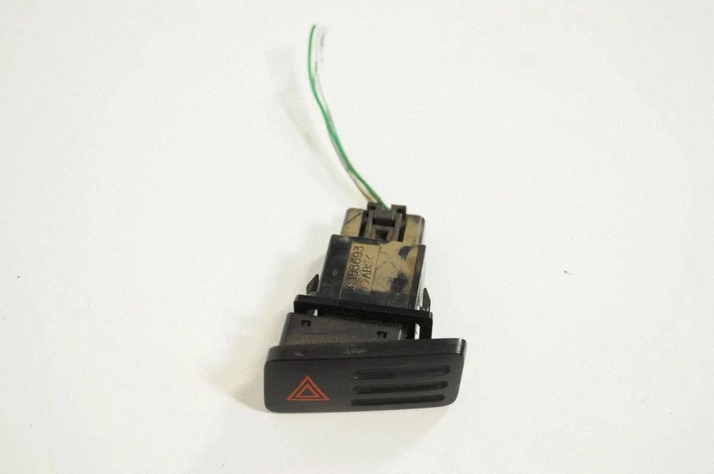 A set of switches – Toyota Land Cruiser (J120) (2002-2009)