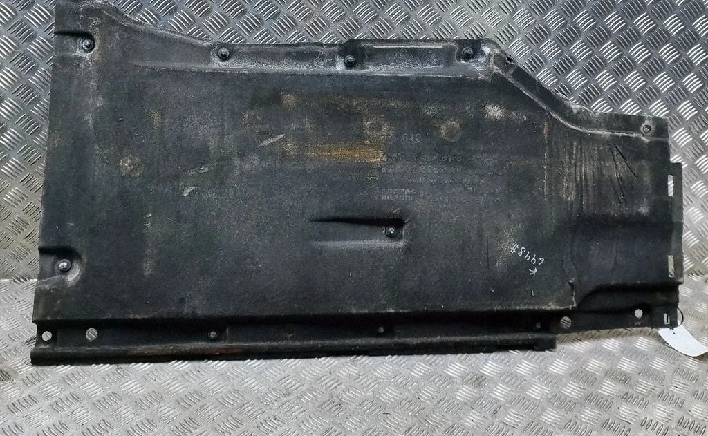 Sānu dibena aizsargs 8W6825207A