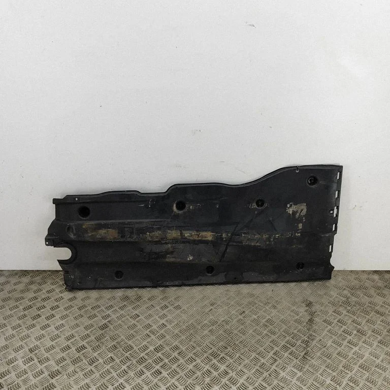Sānu dibena aizsargs 5Q0825202AS