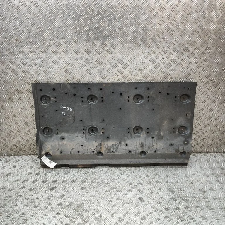 Külgmine põhjakaitse 748145MP1E – Nissan Ariya (2021-)