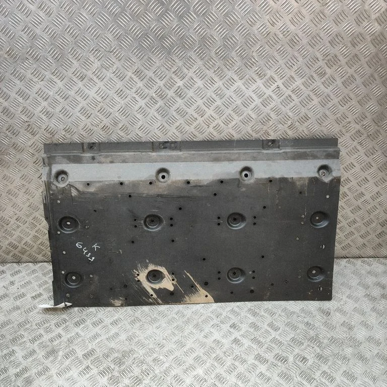 Külgmine põhjakaitse 748155MP0E – Nissan Ariya (2021-)
