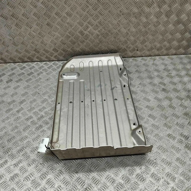 Side bottom protection 7T0825282