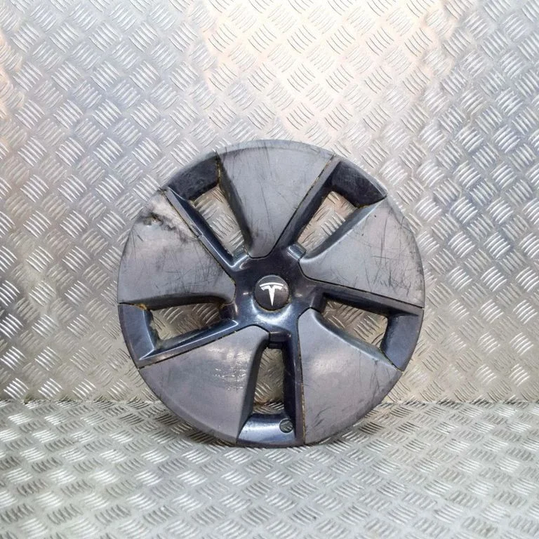 R20 wheel hub/cap/trim 104427100A