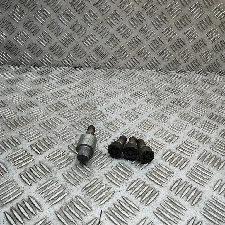 Anti-theft wheel nuts and lock – Volkswagen Golf VII (2013-2019)