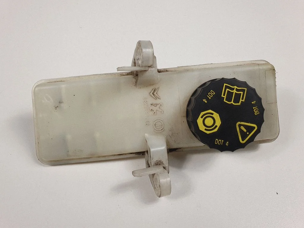 Brake fluid reservoir – Citroen C4 Grand Picasso (2013-2018)