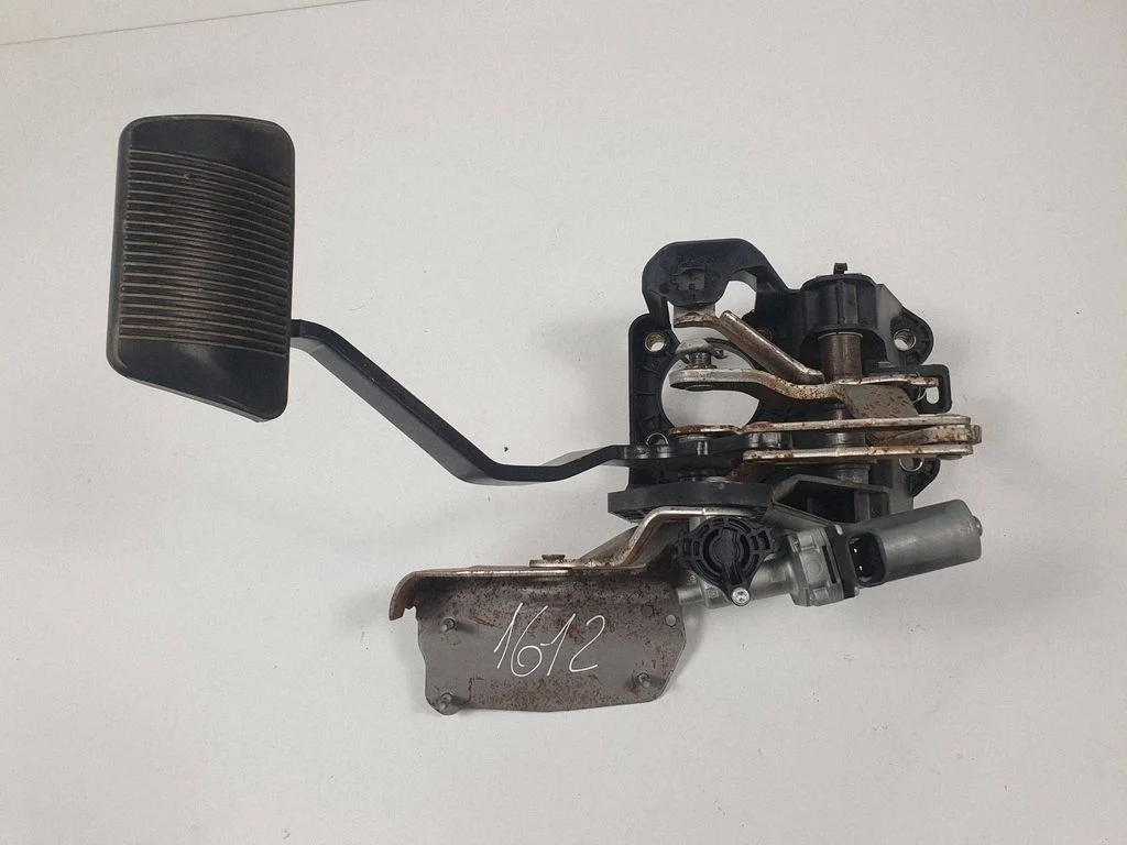 Brake pedal – Chrysler Town & Country V (2008-2016)