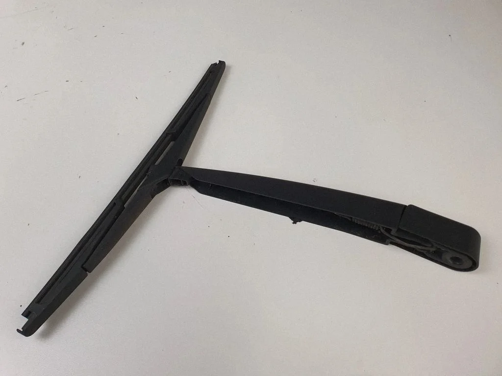 Rear wiper blade arm