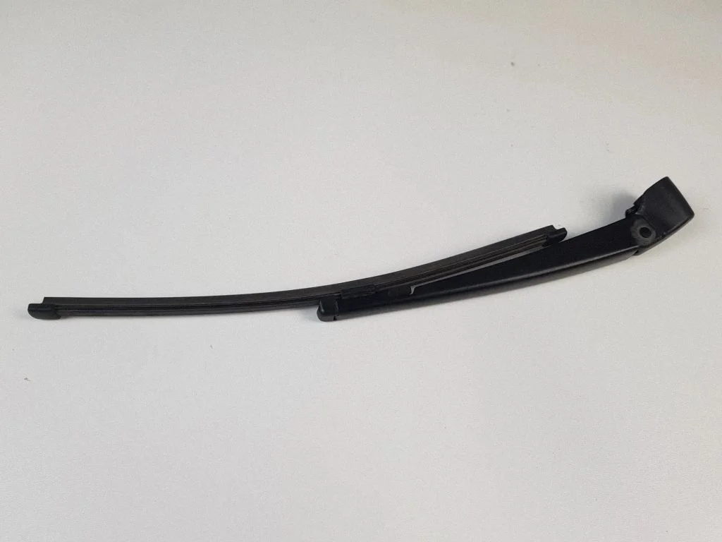 Rear wiper blade arm