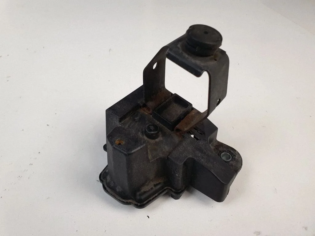Headlight/headlamp mounting bracket – front right