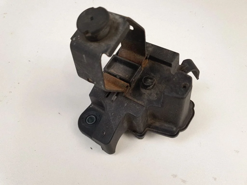 Headlight/headlamp mounting bracket – front left