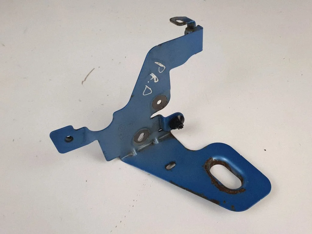 Headlight/headlamp mounting bracket – front right