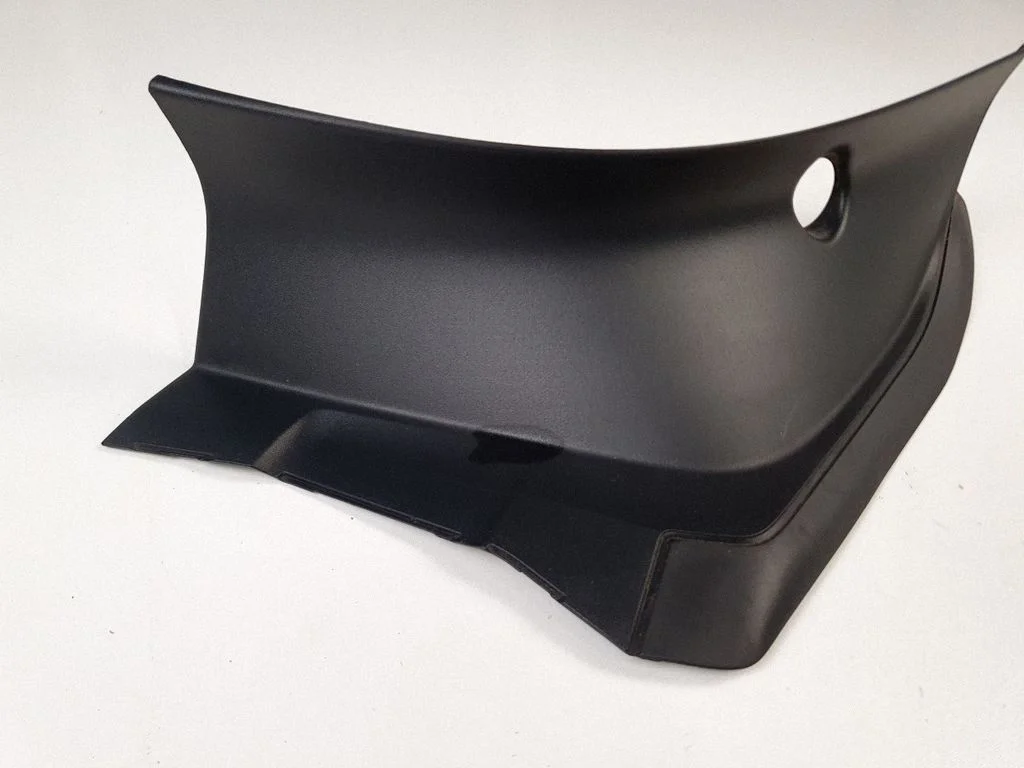 Rear/tail light trim molding 32228375