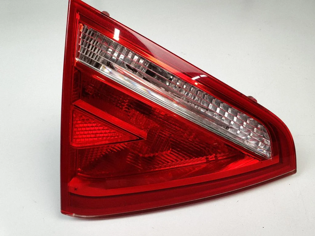 Tailgate rear/tail lights 8T0945093