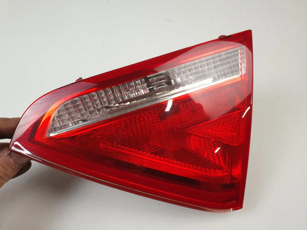 Tailgate rear/tail lights 8T0945094
