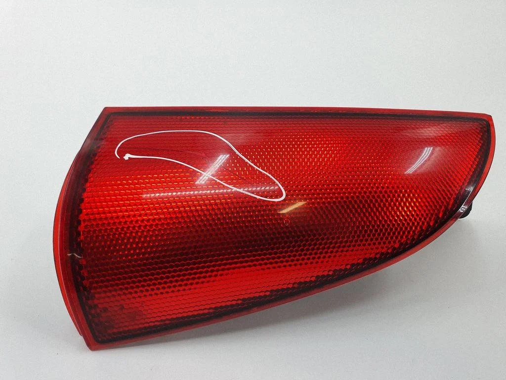 Rear tail light reflector – rear right
