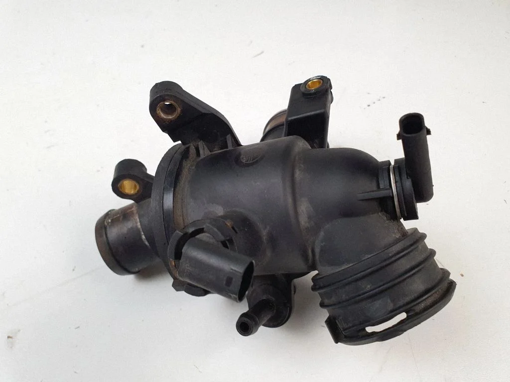 Thermostat/thermostat housing – Mercedes-Benz E-Class W212 (2009-2016)