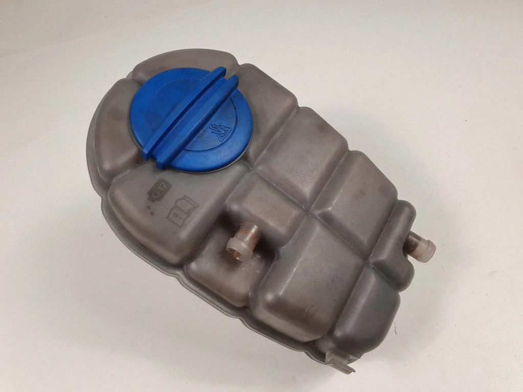 Coolant expansion tank/reservoir