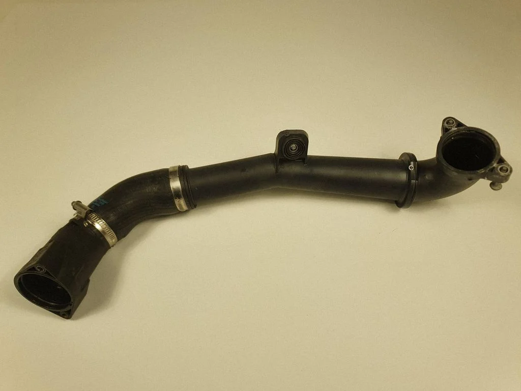 Intercooler hose/pipe 04L145828G