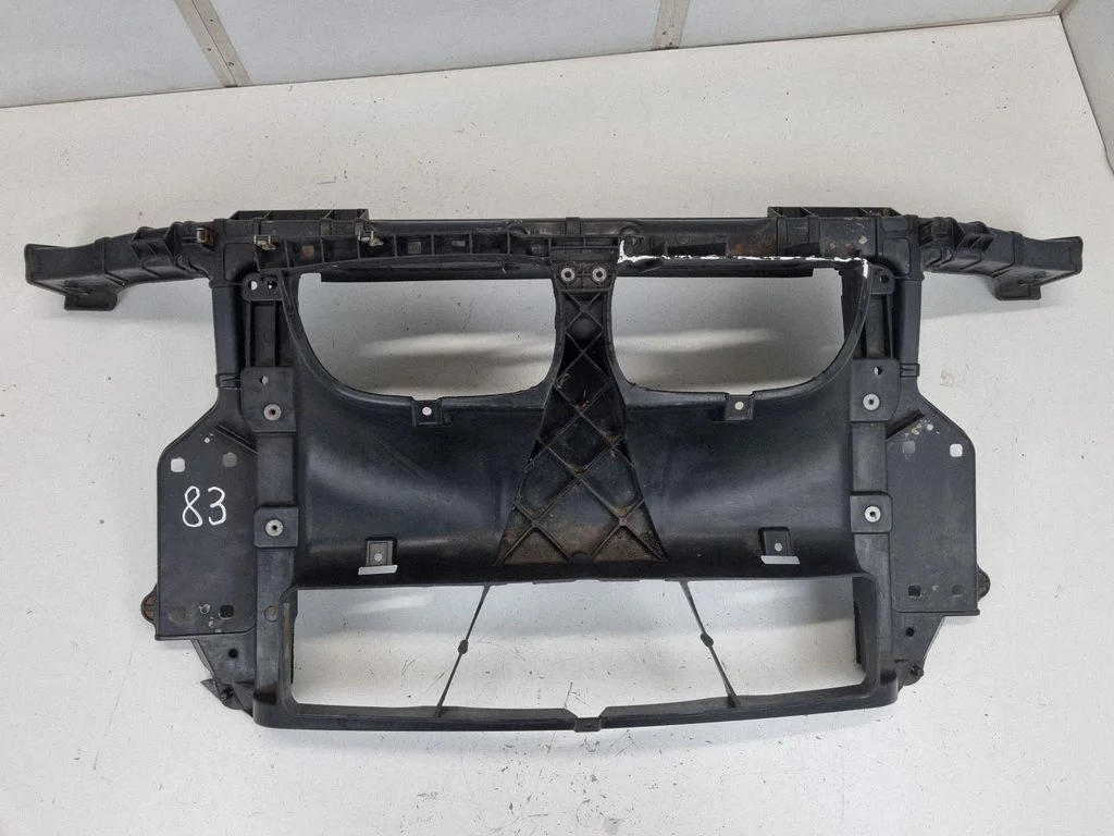 Radiaatori tugipaneel – BMW 1-seeria E81 E87 (2004-2011)