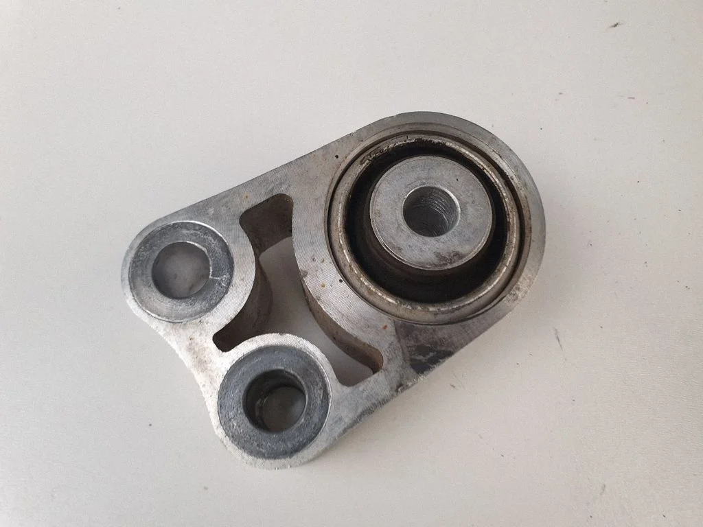 Engine mount bracket 32298481