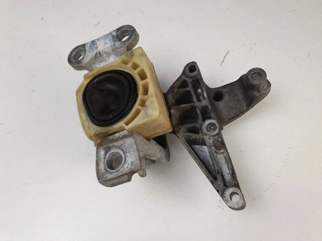 Engine mount bracket – front right