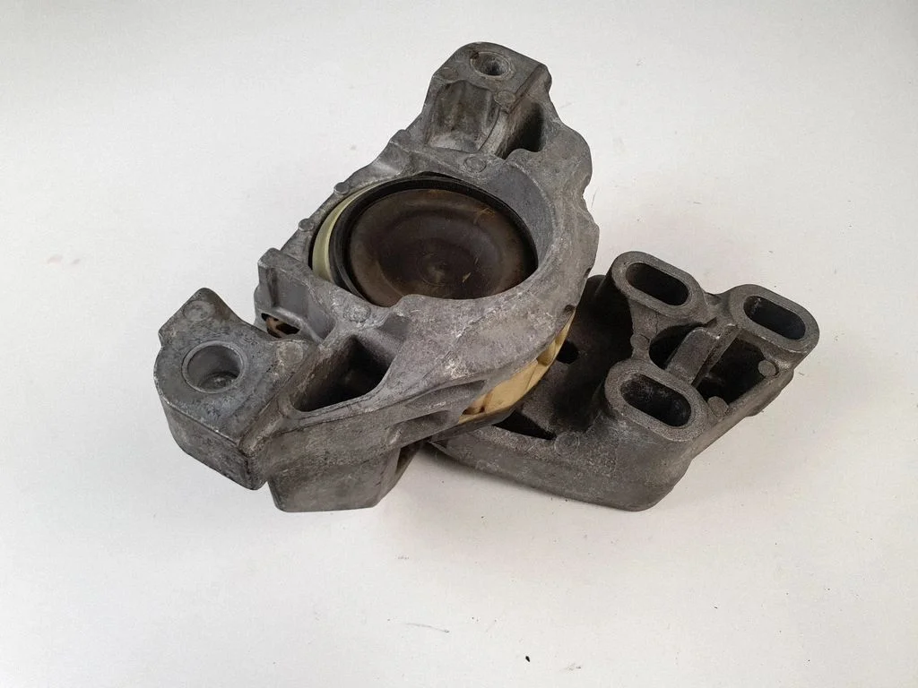 Engine mount bracket – Mercedes-Benz CLA-Class C117 X117 W117 (2013-2019)