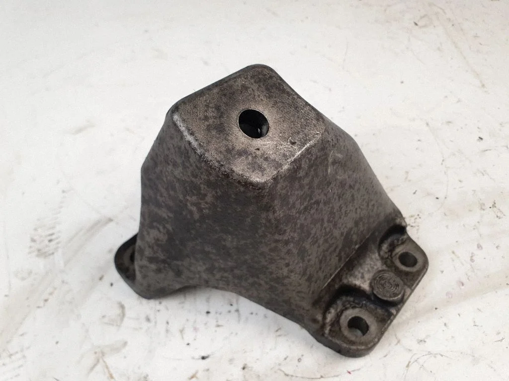 Engine mounting bracket 6781242