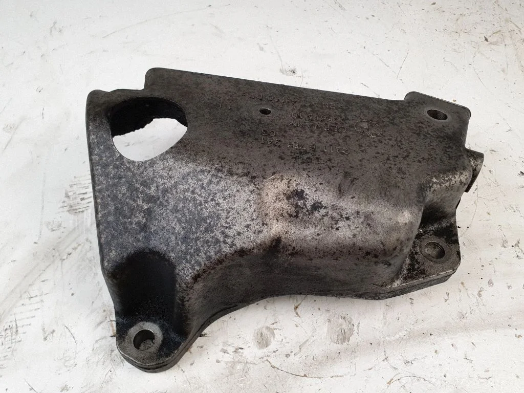 Engine mounting bracket 6781241
