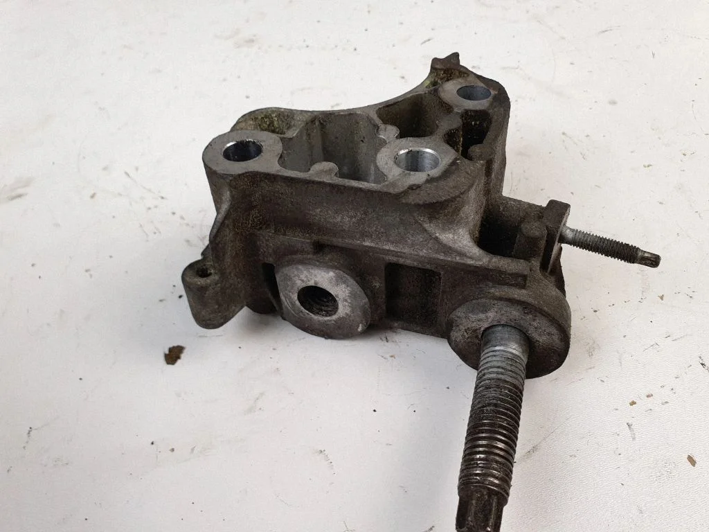 Engine mounting bracket AV616030B