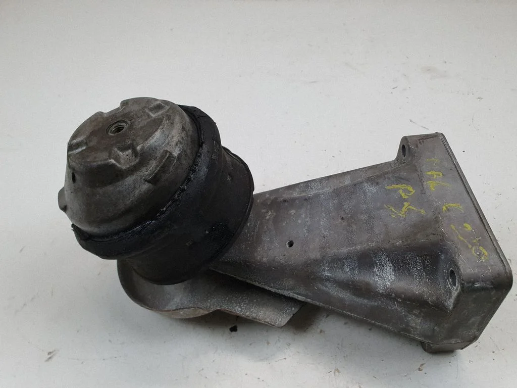 Engine mounting bracket A6112230804