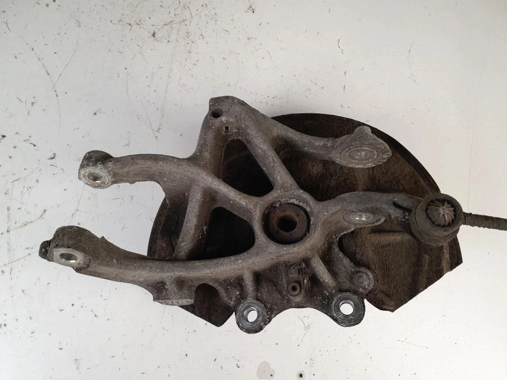 Rear wheel hub spindle/knuckle – rear right