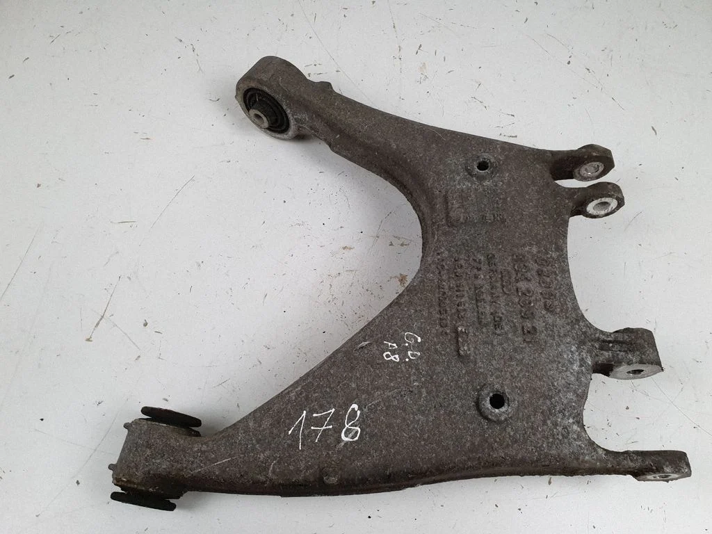 Tagumine ülemine õõtshoob 4E0511512