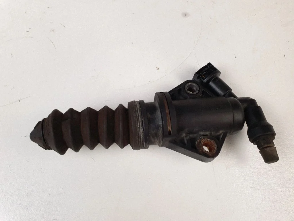 Clutch slave cylinder A2042640027