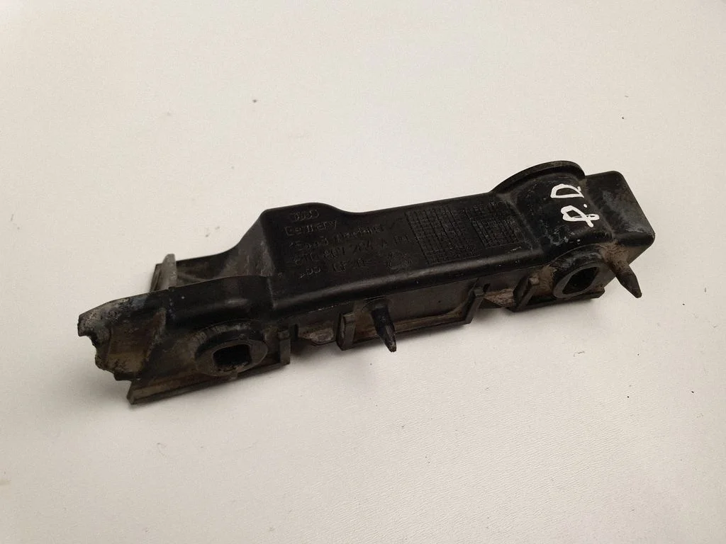 Front bumper mounting bracket 8T0807284A