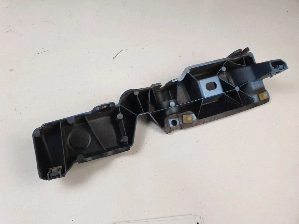 Front bumper mounting bracket 631223715R