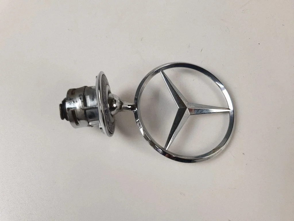 Manufacturer badge logo/emblem