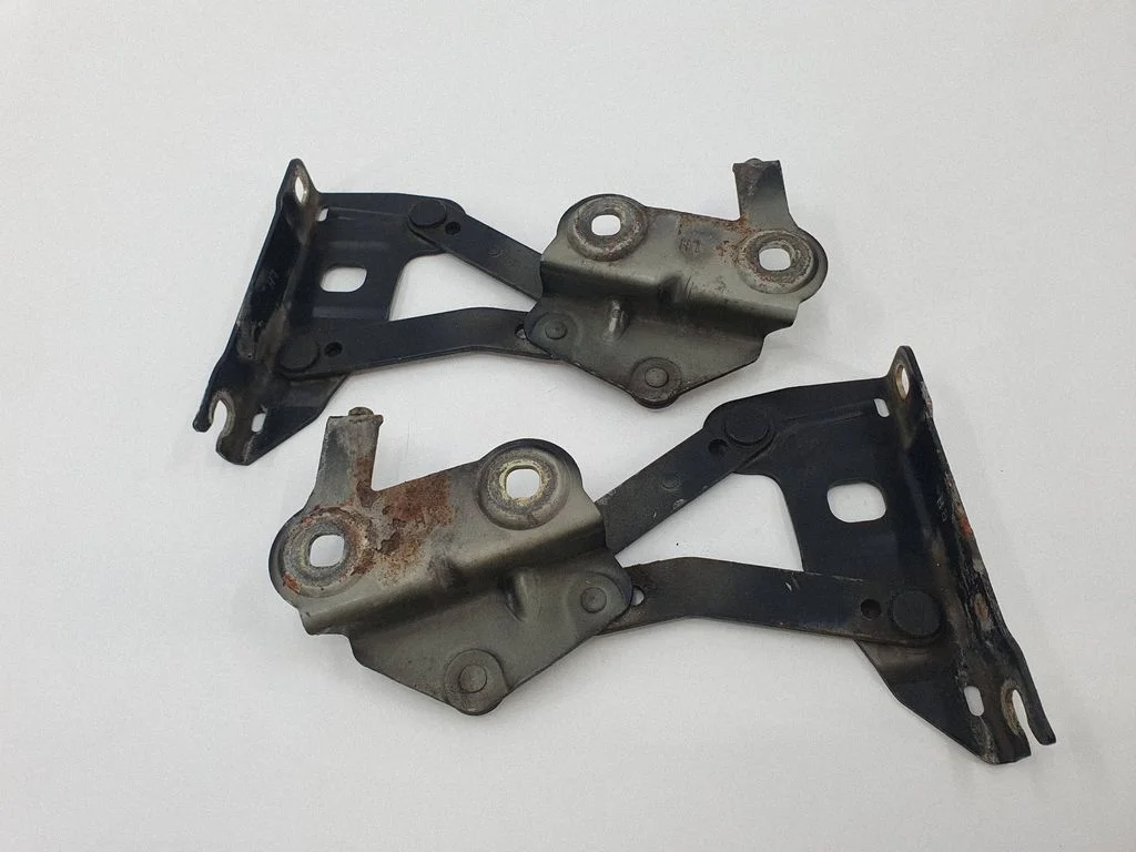 Engine bonnet/hood hinges