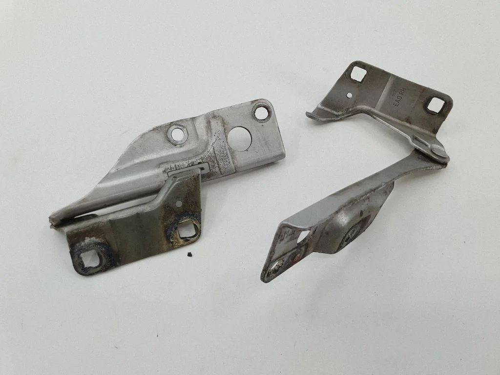 Engine bonnet/hood hinges
