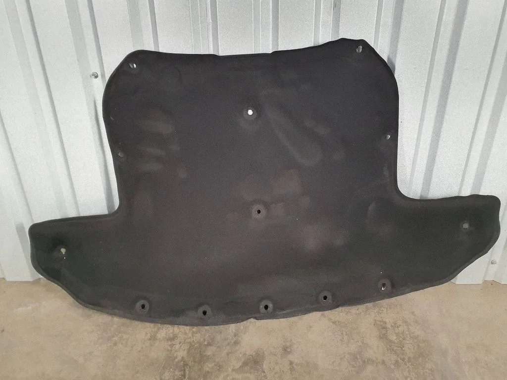 Engine bonnet/hood sound/heat insulation