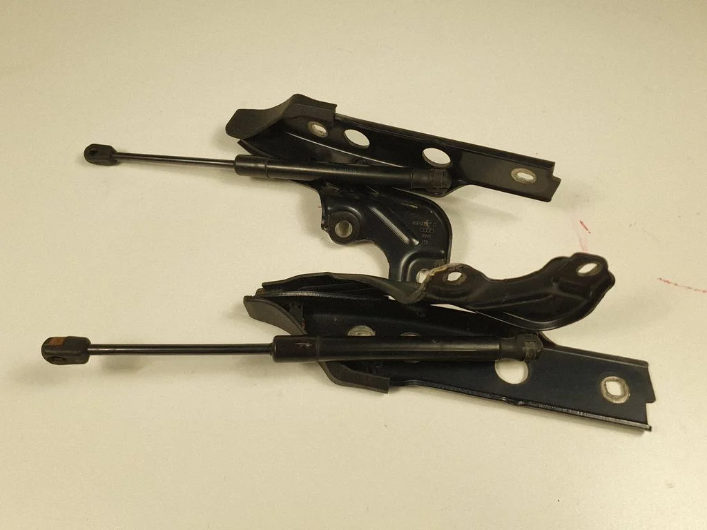 Engine bonnet/hood hinges 4G8823301D