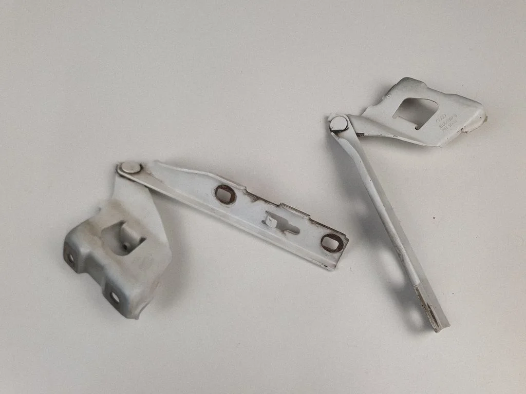 Engine bonnet/hood hinges 8T0823302D
