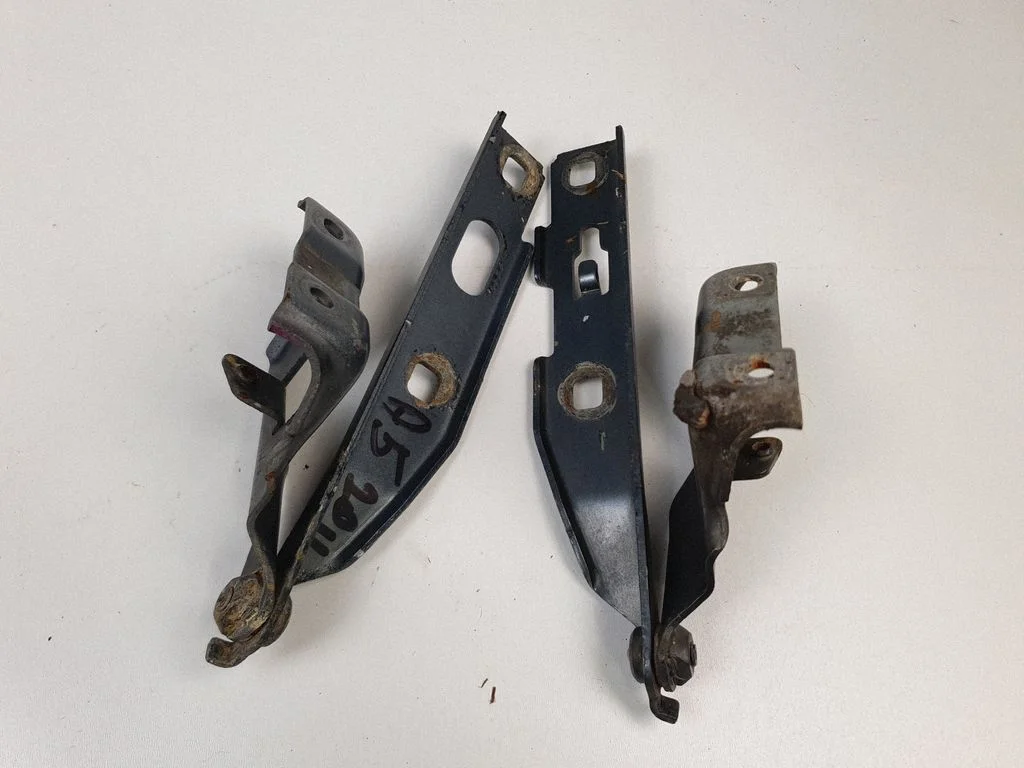 Engine bonnet/hood hinges 8T0823301